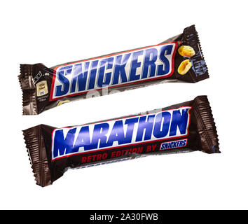 SWINDON, Regno Unito - 29 settembre 2016: Snickers e maratona barrette di cioccolato su un giallo sfondo modellato Foto Stock