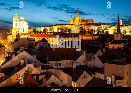 Cala la notte nel quartiere di Mala Strana di Praga. Hradcany Castle in distanza. Foto Stock