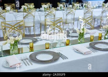 Splendidamente evento organizzato. Servito tavola festiva pronto per gli ospiti. Foto Stock