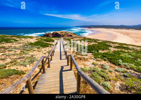 Praia da Bordeira e passerelle facente parte del sentiero delle maree o Pontal da Carrapateira a piedi in Portogallo. Una vista fantastica della Praia da Bordeira Foto Stock