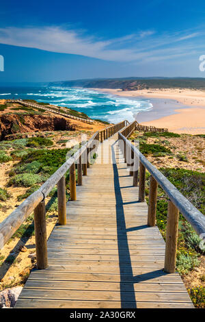 Praia da Bordeira e passerelle facente parte del sentiero delle maree o Pontal da Carrapateira a piedi in Portogallo. Una vista fantastica della Praia da Bordeira Foto Stock