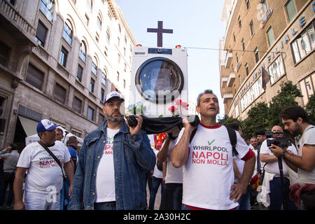 Roma, Italia. 04 ott 2019. Manifestazione organizzata da parte dei lavoratori della società di idromassaggio a Roma da Piazza della Repubblica al Ministero dello Sviluppo Economico. (Foto di Matteo Nardone/Pacific Stampa) Credito: Pacific Press Agency/Alamy Live News Foto Stock