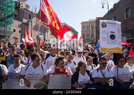 Roma, Italia. 04 ott 2019. Manifestazione organizzata da parte dei lavoratori della società di idromassaggio a Roma da Piazza della Repubblica al Ministero dello Sviluppo Economico. (Foto di Matteo Nardone/Pacific Stampa) Credito: Pacific Press Agency/Alamy Live News Foto Stock