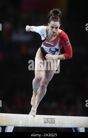 Stuttgart, Germania. 4 Ott 2019. PAULINE SCHAEFER cade dal fascio di equilibrio durante il turno di qualifiche nel alla Hanns-Martin-Schleyer-Halle a Stuttgart, Germania. Credito: Amy Sanderson/ZUMA filo/Alamy Live News Foto Stock