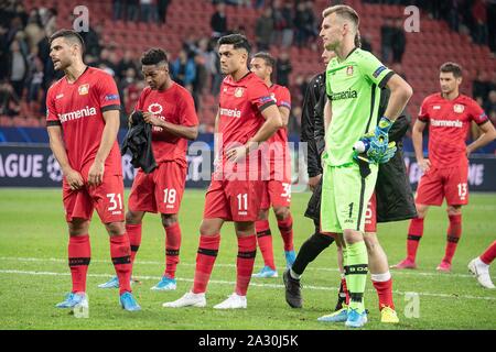 Bayer 04 Leverkusen giocatori sono frustrati dal passo dopo che il gioco è terminato, guardando verso la Fankurve; da sinistra a destra: Kevin VOLLAND (LV), WENDELL (LV), Nadiem AMIRI (LV), Karim BELLARABI (LV), portiere Lukas HRADECKY (LV) e Lucas ALARIO (LV); partite di Champions League, Turno preliminare, 1. giornata: Bayer 04 Leverkusen (LEV) - Lokomotiv Mosca (LOM) 1: 2, su 18/09/2019 a Leverkusen/Germania. Regolamenti UEFA vietare qualsiasi uso delle immagini come sequenze di immagini e/o quasi-video | Utilizzo di tutto il mondo Foto Stock