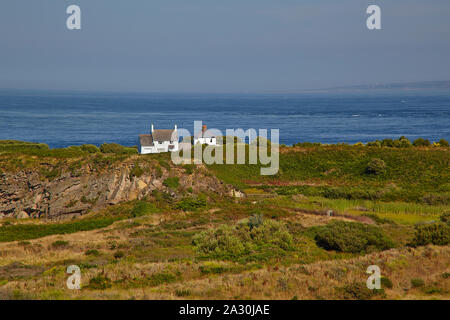 Casa indipendente bianca con vista sul canale inglese di Alderney Foto Stock