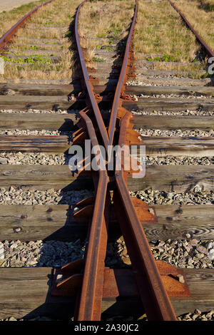 Arrugginimento ridondante via ferroviaria che mostra l'interruttore e di attraversamento Foto Stock