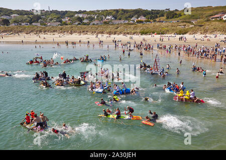 Daft zattera gara a Braye Bay un evento che ha luogo durante il festival annuale Alderney settimana a Alderney sulle Isole del Canale Foto Stock