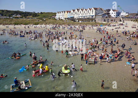 Daft zattera gara a Braye Bay un evento che ha luogo durante il festival annuale Alderney settimana a Alderney sulle Isole del Canale Foto Stock