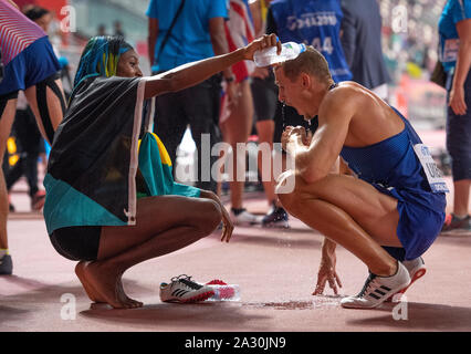 Doha in Qatar. 4 Ott 2019. Shaunae Miller-Uibo delle Bahamas e marito Maicel Uibo di Estonia durante la IAAF mondiale di atletica Al Khalifa International Stadium di Doha. Credito: SOPA Immagini limitata/Alamy Live News Foto Stock