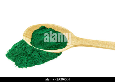 Spirulina polvere alghe blu-verdi in cucchiaio di legno su bianco Foto Stock
