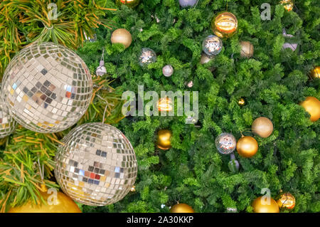 Palla di vetro ornamenti su un albero di Natale con percorso di clipping. Foto Stock