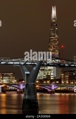 Il Millennium Bridge e la Shard, Londra di notte, una lunga esposizione. Foto Stock