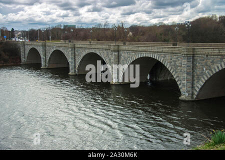 Paesaggio urbano e Ponte di Don oltre il fiume Dee in Aberdeen, Scozia, Regno Unito. Foto Stock