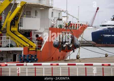 Le persone che lavorano nella grande nave nel porto di Aberdeen. La Scozia, Regno Unito Foto Stock