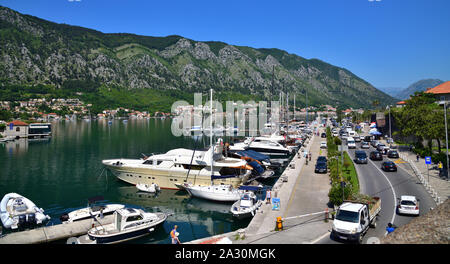 Kotor, Montenegro - 10. 6. 2019. Imbarco della città e navi sul molo Foto Stock