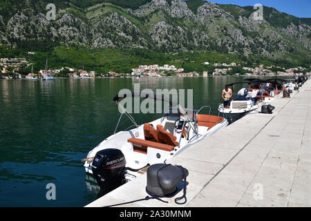 Kotor, Montenegro - 10. 6. 2019. Diverse navi sulla banchina vicino all'argine Foto Stock