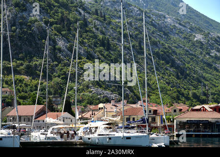 Kotor, Montenegro - 10. 6. 2019. Diverse navi sulla banchina vicino all'argine Foto Stock