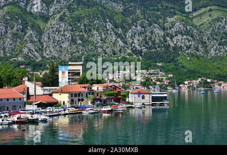 Kotor, Montenegro - 10. 6. 2019. Imbarco della città e navi sul molo Foto Stock