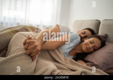 Coppia giovane è in appoggio e di dormire dopo il lavoro. Foto Stock