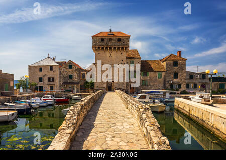 Kastel Gomilica uno dei sette insediamento della città di Kastela in Croazia è stata una delle posizioni in serie gioco di troni. Historic Kastel Gomilica archit Foto Stock