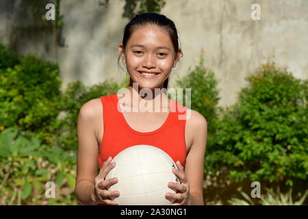 Felice atletica persona asiatici con la pallavolo Foto Stock