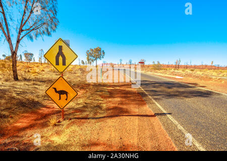 Attraversamento del cammello segno di unità di avviso nel Territorio del Nord, Red Centre, Australia centrale. Yulara, il villaggio vicino a popolare Uluru-Kata Tjuta National Foto Stock