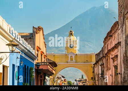 Arco de Santa Catalina e Volcan de Agua in Antigua Guatemala, America Centrale Foto Stock