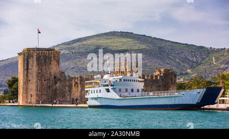 Il Trogir barche e vista sul lungomare, UNESCO Città in Croazia i punti di riferimento. Vista di edifici storici e il porto con barche nella città di Trogir, Dalmazia, Croazia. Foto Stock