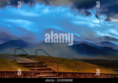 Passi vicino a Commando Memorial con vista sul Ben Nevis. Spean Bridge vicino a Fort William, Highland, Scotland, Regno Unito Foto Stock