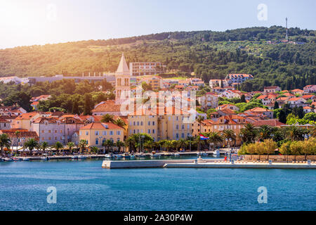 Città di Supetar nell isola di Brac, Croazia. Vista dal mare. Pittoresca vista panoramica su Supetar sull'isola di Brac, Croazia. Vista panoramica sul porto della città Foto Stock