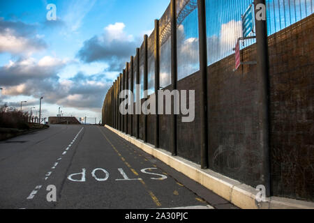 Le mura della prigione e un recinto con dei picchi sul cielo blu sullo sfondo. Peterhead Prison Museum, Aberdeenshire, Scotland, Regno Unito. Foto Stock