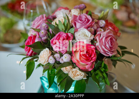 Bouquet multicolore fatta di fiori diversi . Grandi bouquet di fiori belli . Foto Stock