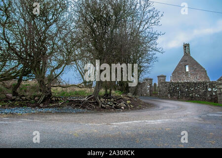 Belhelvie vecchia Chiesa Parrocchiale e la sepoltura di massa. Petten la chiesa o San Columba la Chiesa. Aberdeenshire, Scotland, Regno Unito. Foto Stock