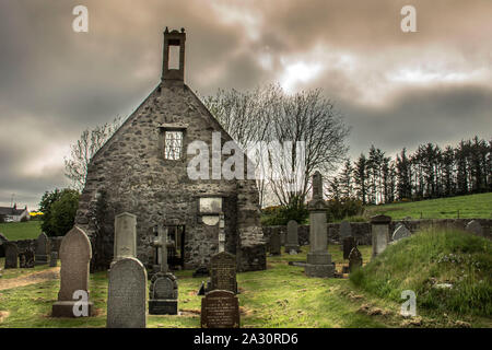 Belhelvie vecchia Chiesa Parrocchiale e la sepoltura di massa. Petten la chiesa o San Columba la Chiesa. Aberdeenshire, Scotland, Regno Unito. Foto Stock