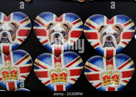 Corona britannica, British Bulldog o British Bulldogs su Heart-Shaped bandiera britannica o Unione Jack Souvenir magneti per il frigo London REGNO UNITO Foto Stock