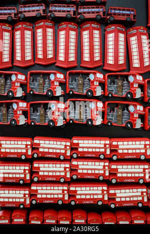 Autobus Rossi & cabine telefoniche rosse Souvenir magneti per il frigo in vendita nel negozio di articoli da regalo o stallo Souvenir London REGNO UNITO Foto Stock