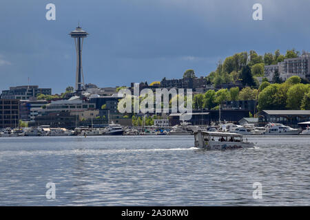 Cavalcare le anatre barca anfibio sul Lago di unione con lo Space Needle a Seattle Washington. Foto Stock