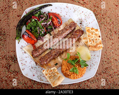 Arrosto di tacchino spiedini su un tavolo di legno riempita con spezie turche Foto Stock