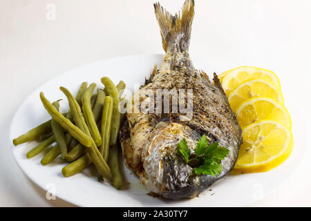 Pronto a mangiare cotto intero grigliato pesce dorado o Orate di mare Foto Stock