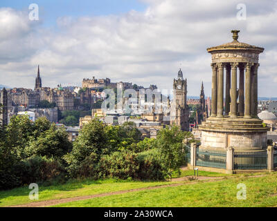 Vista verso il Castello di Edimburgo dal Dugald Stewart monumento su Calton Hill a Edimburgo in Scozia Foto Stock