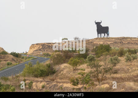 Osborne Bull segno - un nero stagliano immagine di un toro visto ai lati delle strade in Spagna - questo è in La Rioja accanto al N-232 Foto Stock