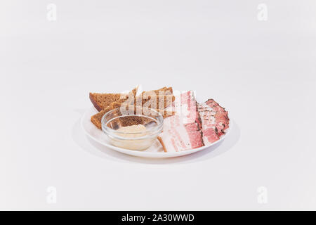 Fette di lardo di maiale. Pancetta affettata. Grasso grasso di sego bacon isolare white Foto Stock