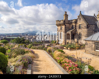 Vista su Edimburgo dal vecchio osservatorio House e giardini su Calton Hill Edinburgh Scozia Scotland Foto Stock