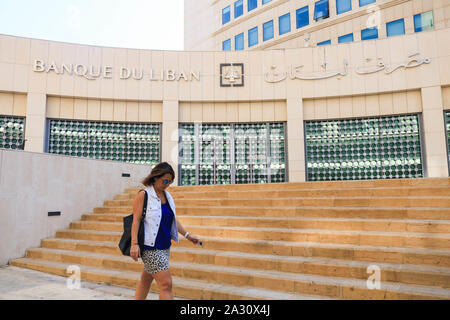 Beirut, Libano. 4 Ott 2019. Un pedone passato passeggiate Banque du Liban, Libano banca centrale dell'edificio, il cui governatore ha annunciato nuove misure per facilitare l'accesso ai dollari per gli importatori di prodotti petroliferi, di frumento e di medicina che l'aumento delle importazioni ha aumentato la domanda di dollari nel paese, pressurizzazione di cambiavalute per caricare più elevati tassi di cambio. Credito: Amer Ghazzal SOPA/images/ZUMA filo/Alamy Live News Foto Stock