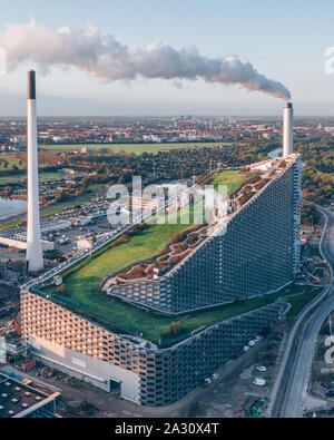 Amager Bakke noto anche come Amager pendenza o CopenHill, è una centrale di produzione combinata di calore e sprechi di energia di impianto di energia a Copenhagen, in Danimarca. La pianta è progettato da Bjarke Ingels Group con un 85 m di altezza tetto inclinato che si raddoppia come anno-round artificiale Pendenza sci, escursionismo pendenza e la parete di arrampicata. (Photo credit: Gonzales foto - Astrid Maria Rasmussen). Foto Stock