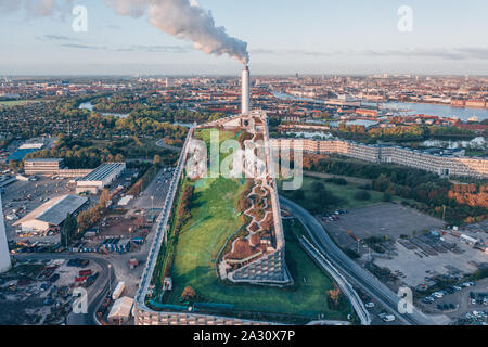 Amager Bakke noto anche come Amager pendenza o CopenHill, è una centrale di produzione combinata di calore e sprechi di energia di impianto di energia a Copenhagen, in Danimarca. La pianta è progettato da Bjarke Ingels Group con un 85 m di altezza tetto inclinato che si raddoppia come anno-round artificiale Pendenza sci, escursionismo pendenza e la parete di arrampicata. (Photo credit: Gonzales foto - Astrid Maria Rasmussen). Foto Stock