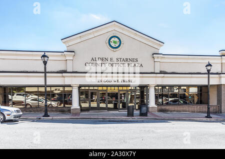 LENOIR, NC, Stati Uniti d'America-24 Settembre 2019: Caldwell County uffici governativi, Alden E. Starnes County Office Plaza. Foto Stock