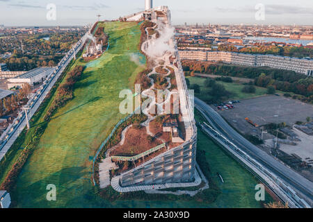 Amager Bakke noto anche come Amager pendenza o CopenHill, è una centrale di produzione combinata di calore e sprechi di energia di impianto di energia a Copenhagen, in Danimarca. La pianta è progettato da Bjarke Ingels Group con un 85 m di altezza tetto inclinato che si raddoppia come anno-round artificiale Pendenza sci, escursionismo pendenza e la parete di arrampicata. (Photo credit: Gonzales foto - Astrid Maria Rasmussen). Foto Stock