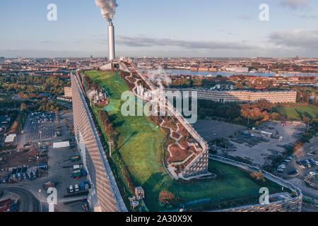 Amager Bakke noto anche come Amager pendenza o CopenHill, è una centrale di produzione combinata di calore e sprechi di energia di impianto di energia a Copenhagen, in Danimarca. La pianta è progettato da Bjarke Ingels Group con un 85 m di altezza tetto inclinato che si raddoppia come anno-round artificiale Pendenza sci, escursionismo pendenza e la parete di arrampicata. (Photo credit: Gonzales foto - Astrid Maria Rasmussen). Foto Stock